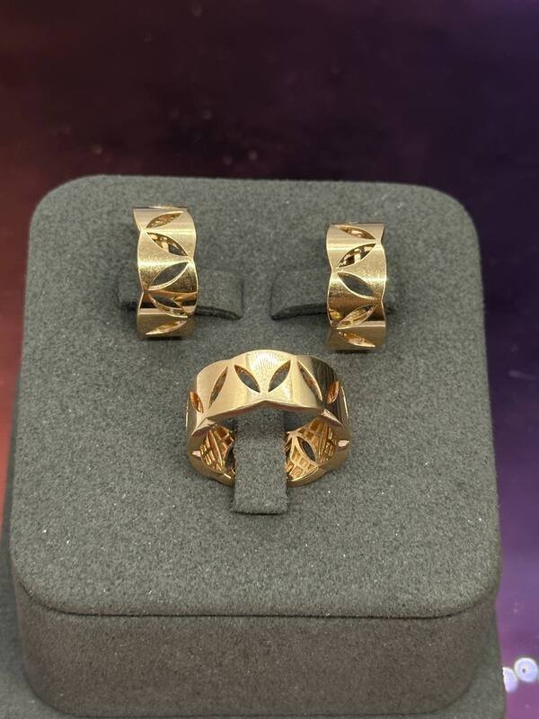 JUZ-585-6 765 Кольцо:Красное Золото 17 без камней 3,37г