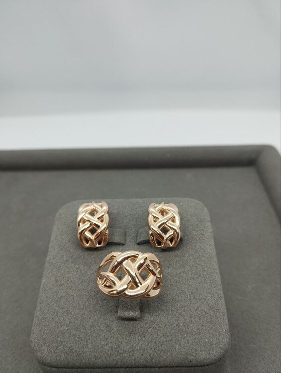 JUZ-585-4 096 Кольцо:Красное Золото 18,5 без камней 3,49г