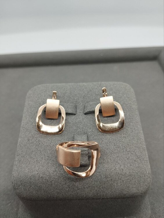 JUZ-585-4 270 Кольцо:Красное Золото 17,5 без камней 1,93г