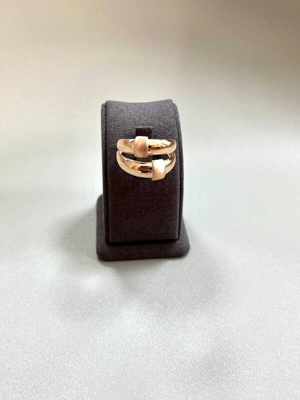 JUZ-585-2 105 Кольцо:Красное Золото 19 без камней 2,58г